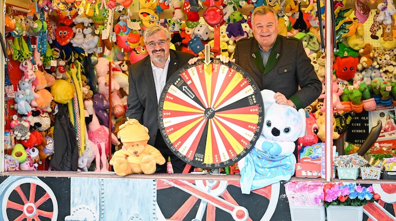 Wagten sich zusammen ans Glücksrad: AK-Präsident Andreas Stangl und Landesrat Günther Steinkellner (FPÖ). (Bild: Wenzel Markus)