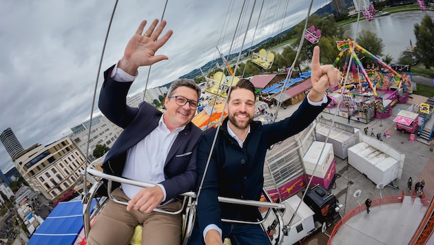 In luftige Höhen trauten sich SPOÖ-Chef Michael Lindner und SPOÖ-Landesgeschäftsführer Florian Koppler (rechts). (Bild: Wenzel Markus)