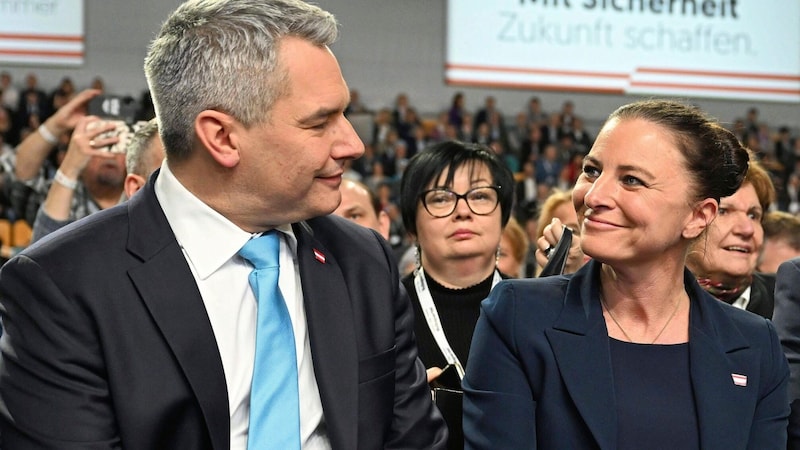 Zwischen Karl Nehammer und seine Ehefrau Katharina passt kein Blatt Papier. (Bild: APA/HELMUT FOHRINGER)