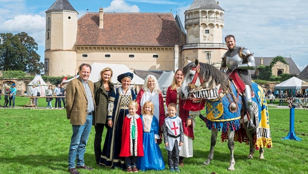 The real lords of the castle - Mr. and Mrs. Hoyos (left) - with "crown" damsel Sylvia Ruhm and her family. (Bild: Molnar Attila)