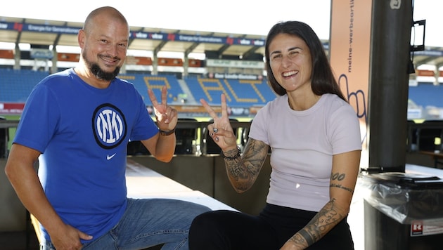 Enthusiastic Nerazzurri fans: Inter Club Austria president Lukas Ammann (l.) and Altach captain Francesca Horvat-Calò. (Bild: Maurice Shourot)