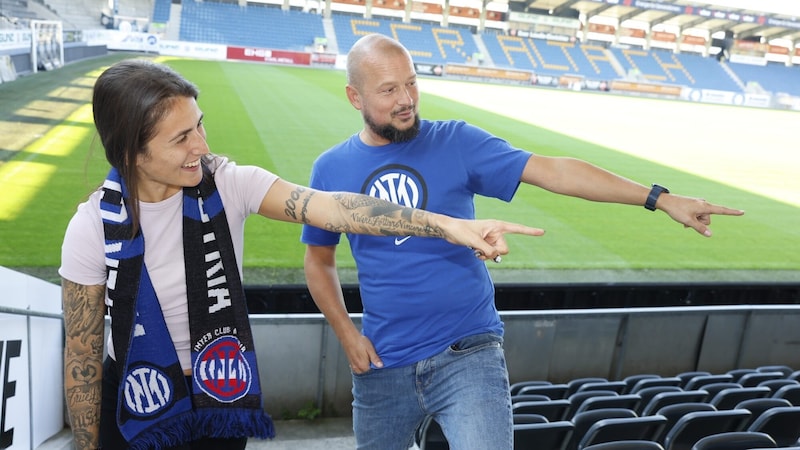 Die beiden glühenden Inter-Tifosi hatten beim Termin mit der Krone in der Altacher Cashpoint Arena. (Bild: Maurice Shourot)