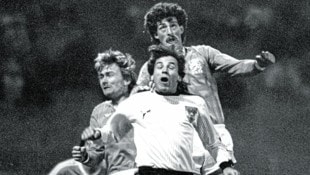 Gegen Holland spielte Gerd Steinkogler (vorne) 1984 letztmals für die österreichische Nationalmannschaft. (Bild: picturedesk.com/Votava / brandstaetter images / picturedesk.com)