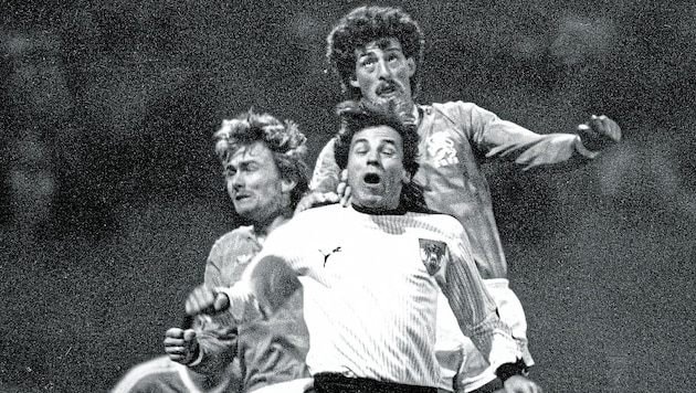 Gegen Holland spielte Gerd Steinkogler (vorne) 1984 letztmals für die österreichische Nationalmannschaft. (Bild: picturedesk.com/Votava / brandstaetter images / picturedesk.com)