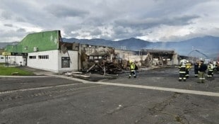 Der Brand am Freitag zerstörte nicht nur ein künstlerisches Erbe, sondern auch zahlreiche Geschäftslokale. Ein Schaden in Millionenhöhe. (Bild: Bachhiesl Georg Franz/Georg Bachhiesl)