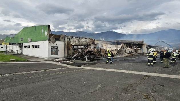 Der Brand am Freitag zerstörte nicht nur ein künstlerisches Erbe, sondern auch zahlreiche Geschäftslokale. Ein Schaden in Millionenhöhe. (Bild: Bachhiesl Georg Franz/Georg Bachhiesl)