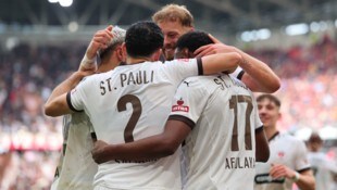 St. Pauli feiert den ersten Saisonsieg.