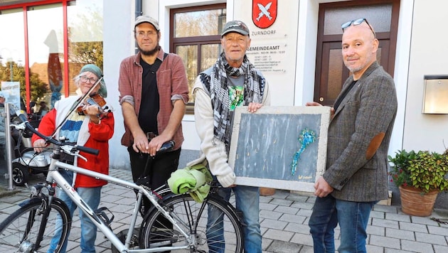 Handover of the work of art in Zurndorf. (Bild: Reinhard Judt)