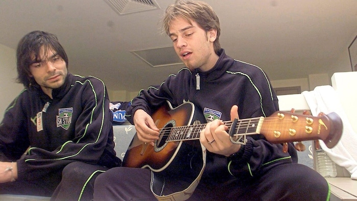 Der Musik ist der Belgier (hier mit Gilbert Prilasnig) bis heute treu geblieben, er spielt in ...