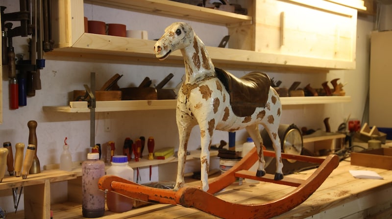 In progress: 100-year-old rocking horse belonging to a Salzburg woman (Bild: Tröster Andreas)