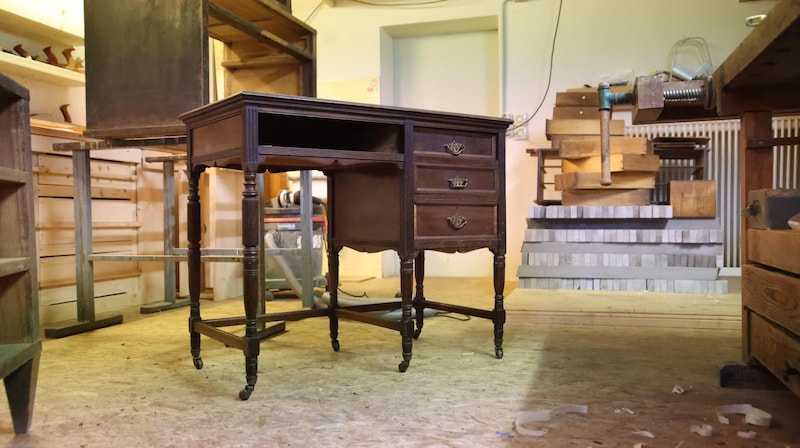 The carpenter from Obertrum is convinced that antique furniture leads to well-being. Secret letters turned up in desks. (Bild: Tröster Andreas)