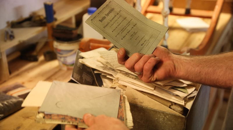 The Obertrum resident is convinced that antique furniture leads to well-being. Secret letters appeared in desks. (Bild: Tröster Andreas)