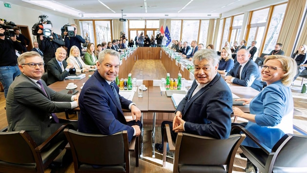 The ÖVP must replace Magnus Brunner (left) and Martin Kocher (behind Brunner). For the Greens, the successor to Werner Kogler must be determined. (Bild: BKA/Andy Wenzel)