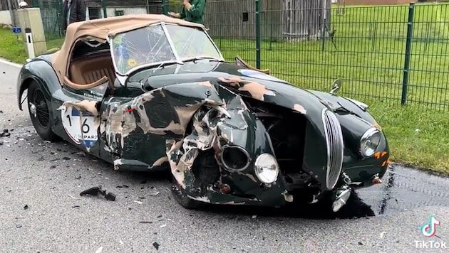 The legendary classic car is nothing but scrap metal. (Bild: Screenshot/TikTok)