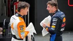 Max Verstappen (re.) und Lando Norris duellieren sich um den WM-Titel. (Bild: AP/Vincent Thian)