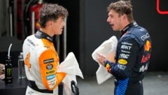 Lando Norris (l.) und Max Verstappen (Bild: AP ( via APA) Austria Presse Agentur/Vincent Thian)