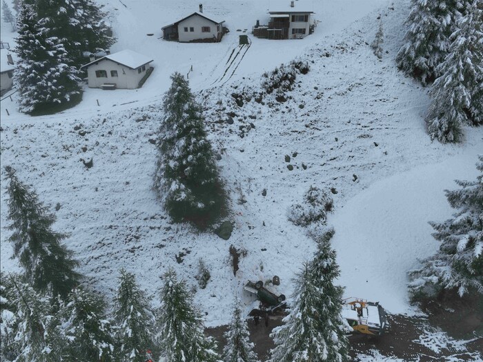Beim Rangieren auf der schneebedeckten Wiese kam der Pkw ins Rutschen und stürzte über den ...