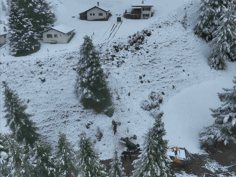 Beim Rangieren auf der schneebedeckten Wiese kam der Pkw ins Rutschen und stürzte über den Abhang. (Bild: KaPo Graubünden)