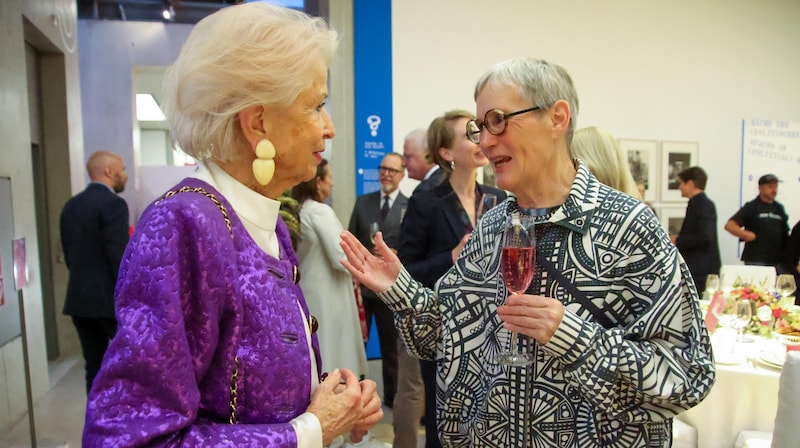 Förderin Sylvia Eisenburger (li.) im Gespräch mit der Künstlerin Rose English (Bild: Tröster Andreas)