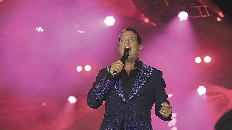 Entertainer Gregor Glanz sorgte mit seinem Udo Jürgens-Medley im Sommer auf der Starnacht-Bühne in der Ostbucht für Gänsehautstimmung. (Bild: Evelyn Hronek/EVELYN HRONEK)