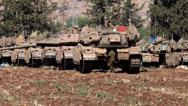 Israeli army tanks are stationed in the Upper Galilee region in northern Israel near the border with Lebanon. (Bild: APA/AFP/Menahem KAHANA)