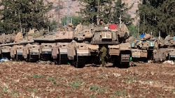 Panzer der israelischen Armee werden in der Region Obergaliläa im Norden Israels nahe der Grenze zum Libanon stationiert. (Bild: APA/AFP/Menahem KAHANA)