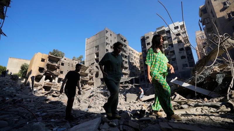 Nach israelischen Medienberichten soll die israelische Luftwaffe bei der Tötung Nasrallahs Bomben mit einem Gewicht von mehr als 80 Tonnen eingesetzt haben. Diese seien von einer Formation von mindestens zehn Kampfjets über dem unterirdischen Hauptquartier der Schiitenmiliz im Süden von Beirut abgeworfen worden. (Bild: ASSOCIATED PRESS)