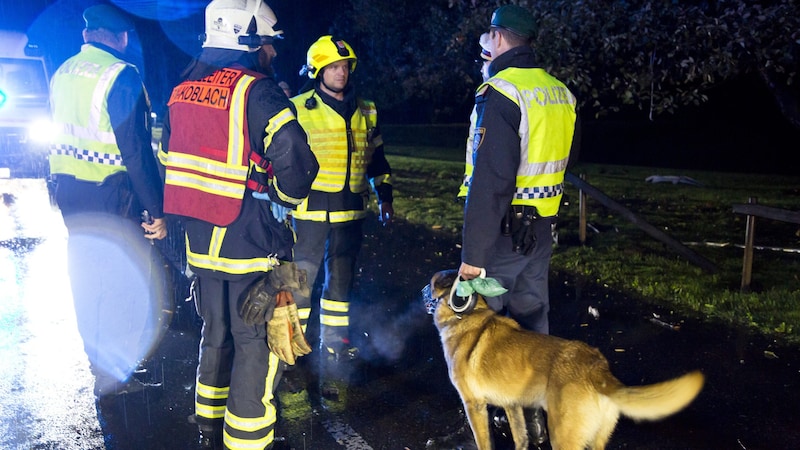 A police dog was also involved in the search. (Bild: Mathis Fotografie)