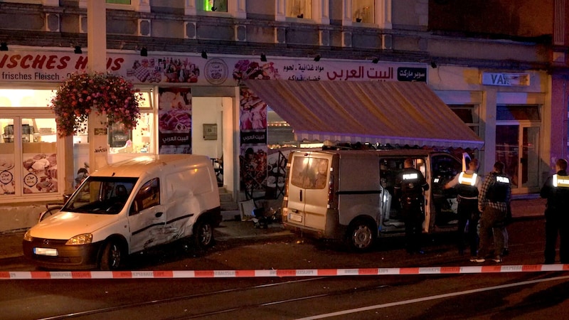 The Syrian is also said to have later driven his van into two stores. (Bild: picturedesk.com/---/TV7news/ dpa)