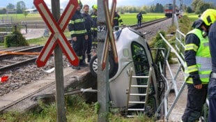 Der Unfallwagen steckte fest  (Bild: laumat)