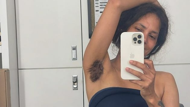 Halle Berry becomes "Hairy Berry": The actress showed off her bushy underarm hair on Instagram. (Bild: instagram.com/halleberry)