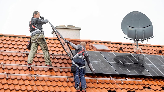Energiewende: Um den Ausstieg aus fossiler Energie – wie Erdöl oder Erdgas – zu schaffen, sind ...