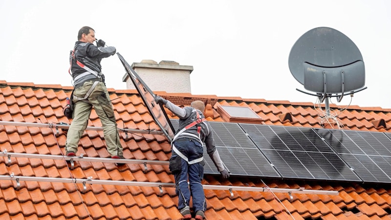 Energiewende: Um den Ausstieg aus fossiler Energie – wie Erdöl oder Erdgas – zu schaffen, sind weitere Anstrengungen notwendig. Das Tempo muss hier erhöht werden. (Bild: Antal Imre/Imre Antal)