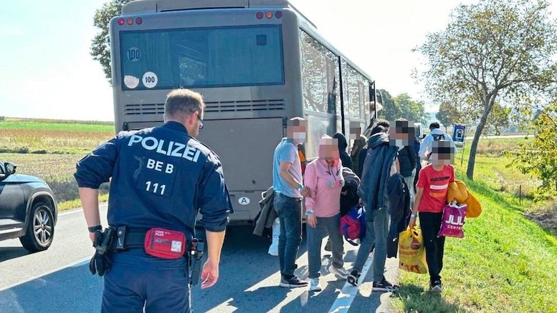 Illegal migration: Although apprehensions at the Austrian-Hungarian border have recently decreased significantly, a permanent solution to the problem is still lacking. (Bild: Christian Schulter/Christian schulter, Krone KREATIV)