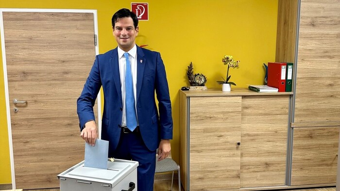 Hannes Amesbauer (FPÖ) gab seine Stimme in Neuberg an der Mürz ab.