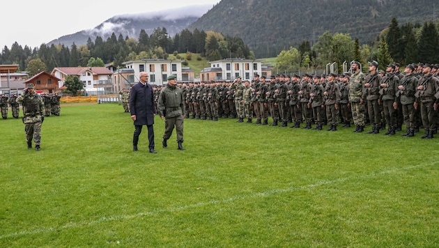 Governor Mattle and military commander Gstrein walk along the front of the 258 inductees. (Bild: BMLV / Hansjörg Raggl)