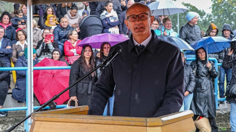 Landeshauptmann Mattle bedankte sich bei den Rekruten für ihre Bereitschaft als Soldat zu dienen und beim Bundesheer für den verlässlichen Einsatz als Teil der Sicherheitsarchitektur. (Bild: BMLV / Hansjörg Raggl)