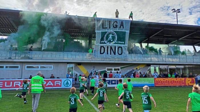 Da steht’s: Der Liga-Dino.