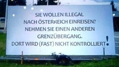 Fahrbar montiert und wenige Hundert Meter vor dem Grenzübergang aufgestellt: Eine „Botschaft“ an nach Österreich einreisende Bürger ...  (Bild: zVg)