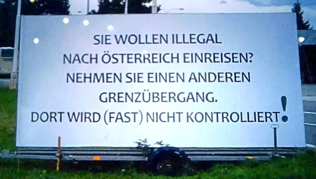 Fahrbar montiert und wenige Hundert Meter vor dem Grenzübergang aufgestellt: Eine „Botschaft“ an nach Österreich einreisende Bürger ...  (Bild: zVg)