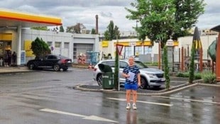 Alexander S. bei der Tankstelle in der Prager Straße: Er will es auf eine Verhandlung ankommen lassen. (Bild: Franz Hödl)