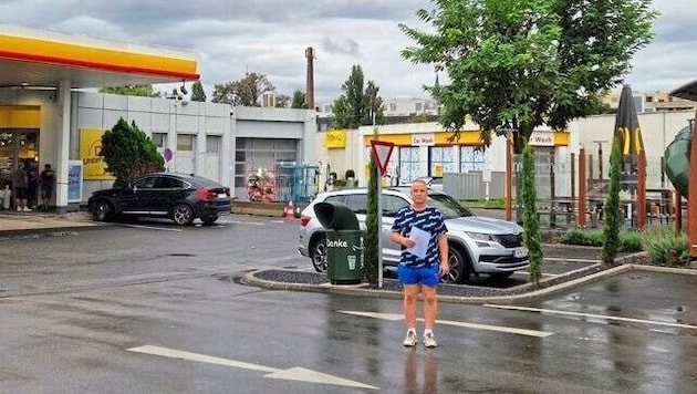 Alexander S. bei der Tankstelle in der Prager Straße: Er will es auf eine Verhandlung ankommen lassen. (Bild: Franz Hödl)