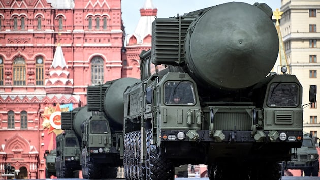 A ballistic missile launcher rolls across Red Square. (Bild: AFP/Alexander NEMENOV)