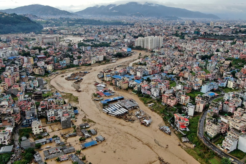 Durch Kathmandu fließt jetzt ein reißender Fluss. (Bild: AP/Gopen Rai)