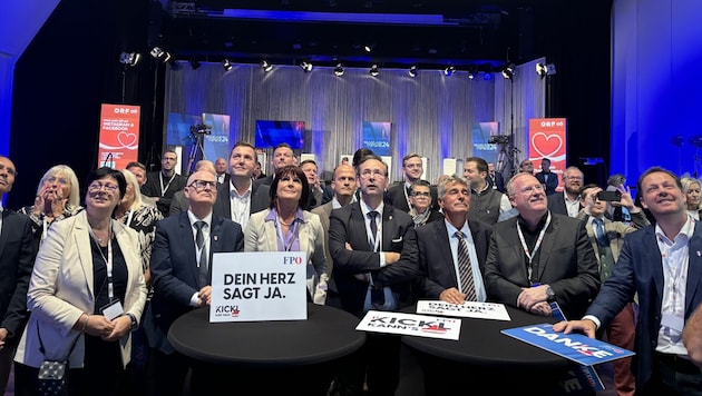 The FPÖ waited eagerly in Linz's Ursulinenhof for the first projection (Bild: Lisa Stockhammer)