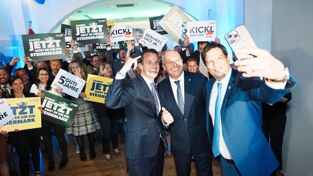 Jubilation among the Styrian FPÖ: Stefan Hermann, Mario Kunasek and Hannes Amesbauer (from left). (Bild: Pail Sepp/Sepp Pail)