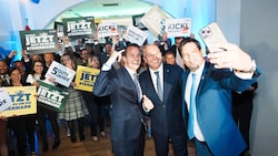 Jubel bei der steirischen FPÖ: Stefan Hermann, Mario Kunasek und Hannes Amesbauer (v. l.). (Bild: Pail Sepp/Sepp Pail)