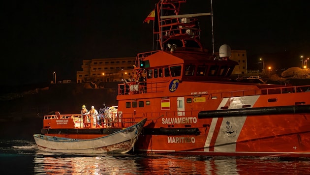 Von Dutzenden Flüchtlingen fehle jede Spur ... (Bild: AFP/Antonio SEMPERE)