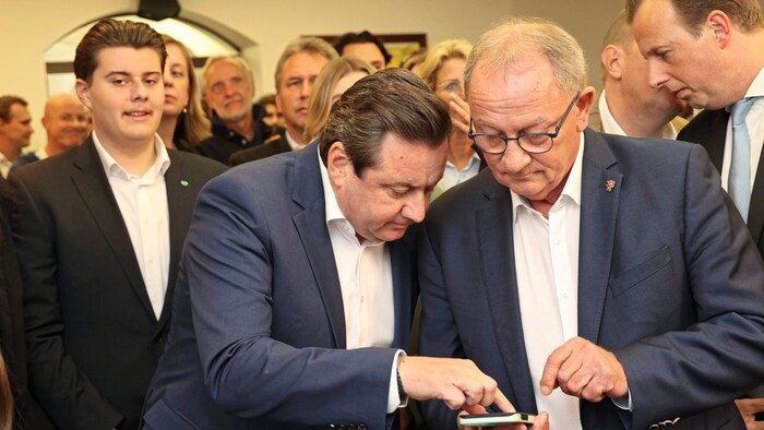It really is true: Kurt Egger and Detlev Eisel-Eiselsberg checking the results.
