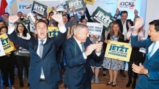 Stefan Hermann, Mario Kunasek und Hannes Amesbauer jubeln über das Wahlergebnis.